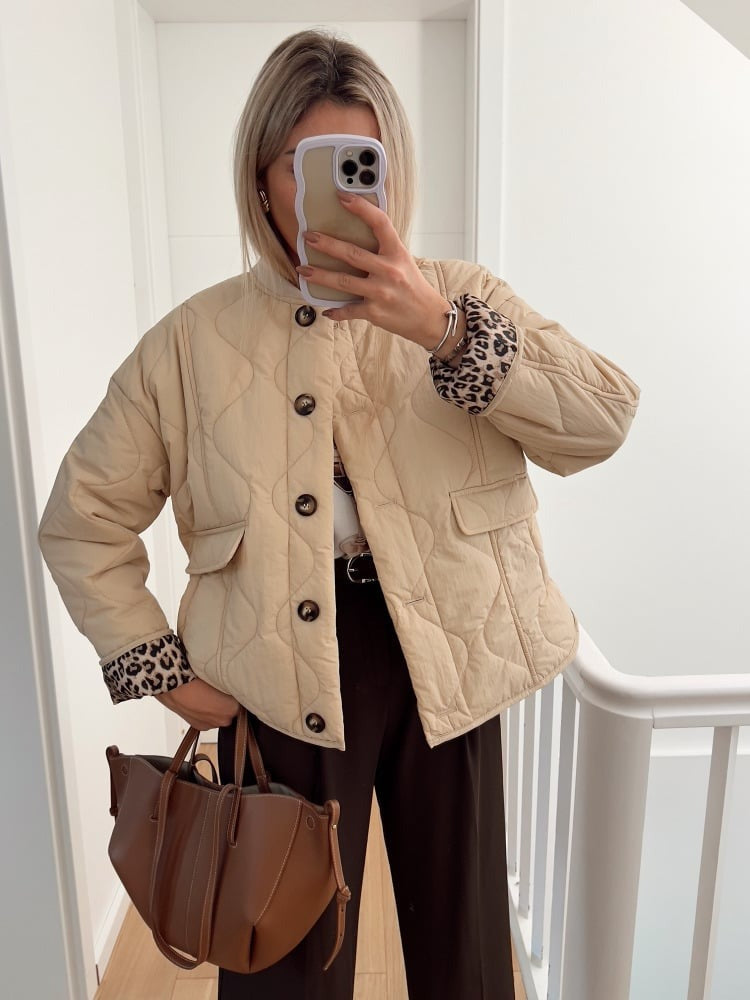 Elegant Jacket with Leopard Print Lining - Chic and Modern