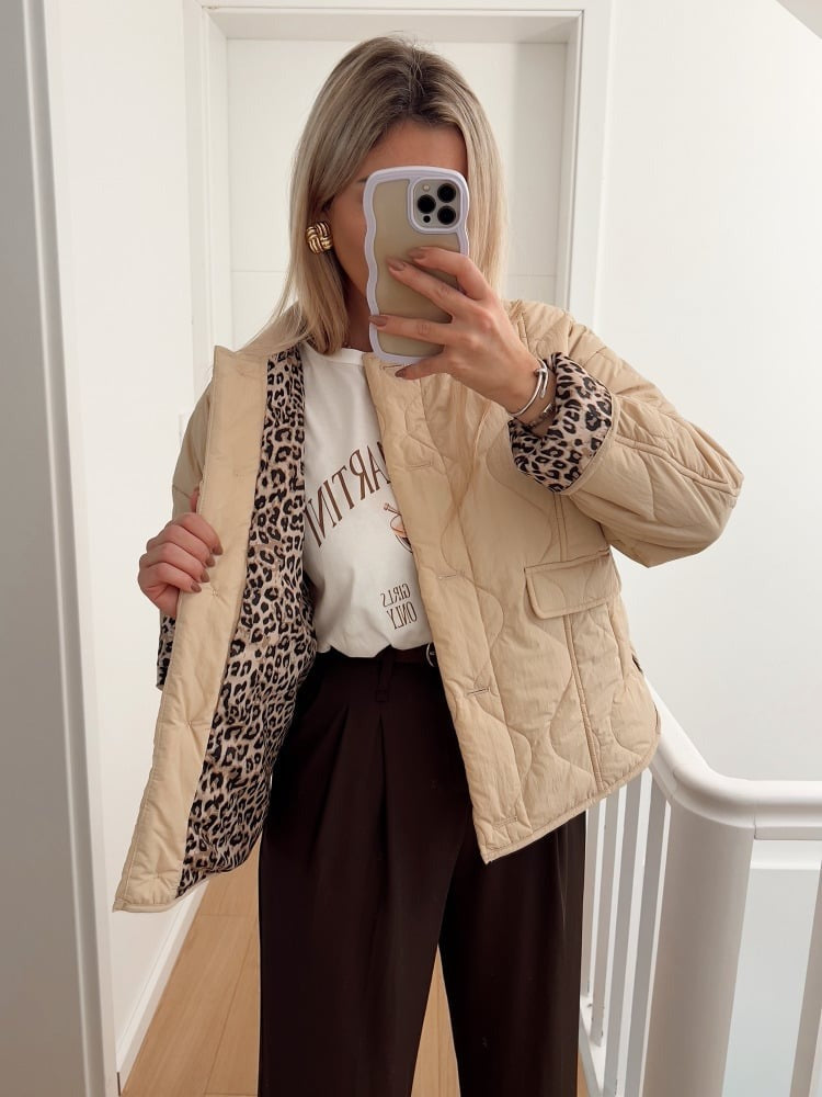 Elegant Jacket with Leopard Print Lining - Chic and Modern