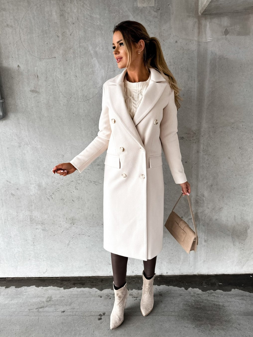 Elegant Winter Coat with a Stylish and Warm Design
