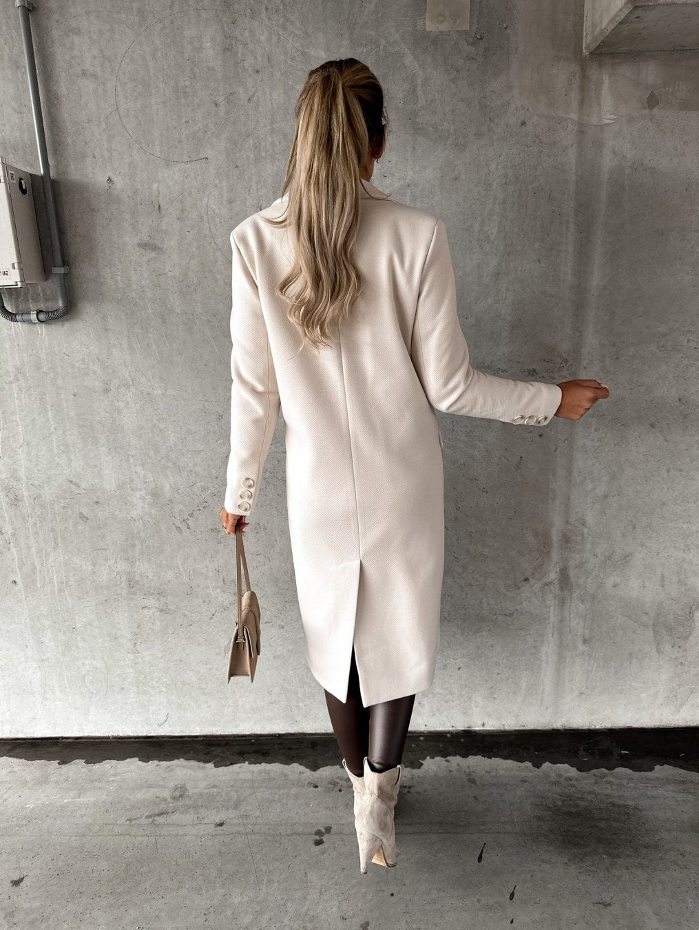 Elegant Winter Coat with a Stylish and Warm Design