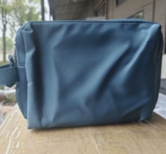 Water-Repellent Toiletry Bag with Multiple Compartments and Zippers – Practical for Travel