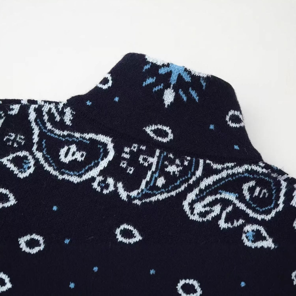 Women's Chunky-Knit Zip-Up Cardigan with Paisley Jacquard, Stand Collar and Pockets